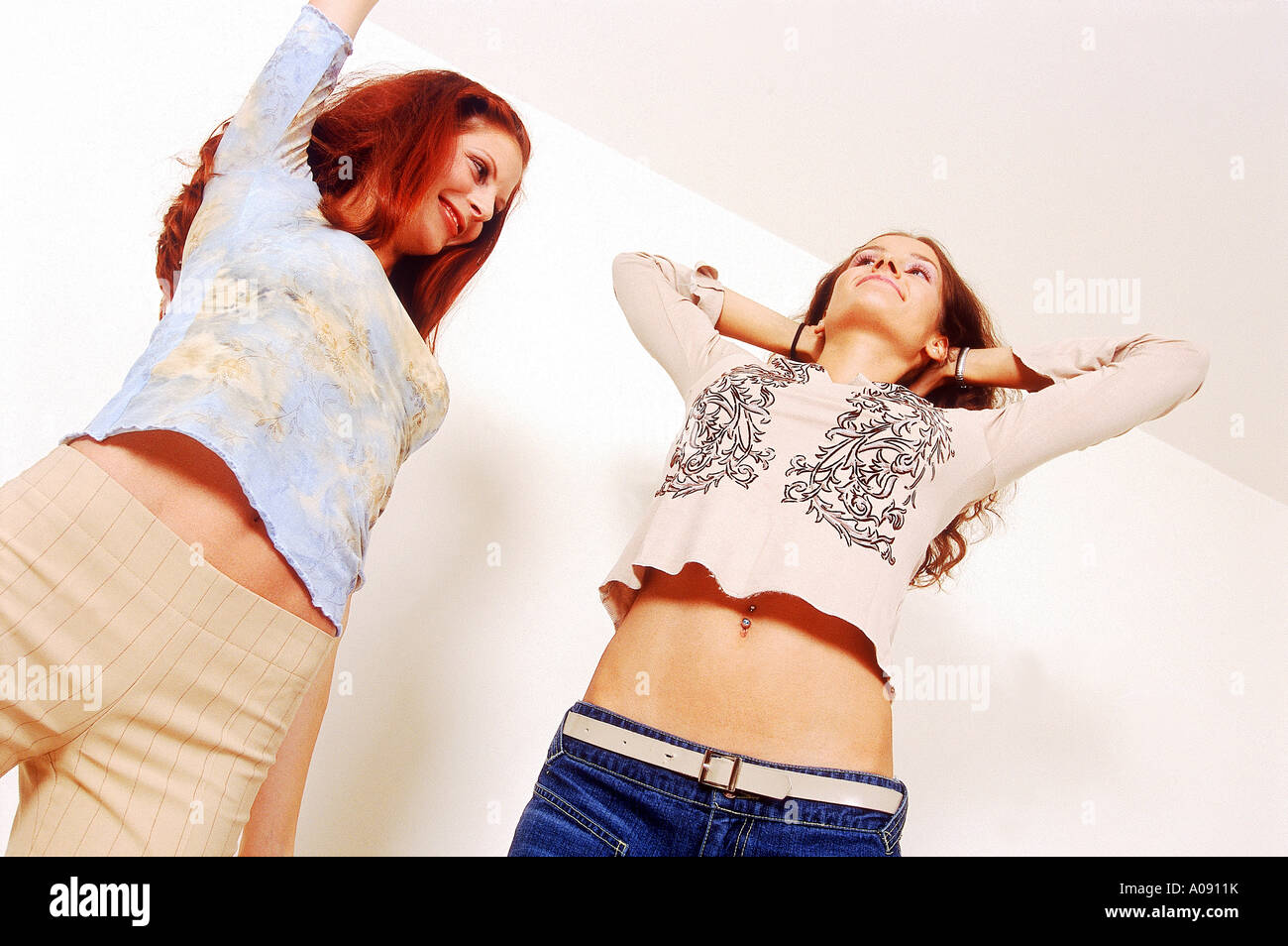 Deux jeunes femmes s'étend Banque D'Images