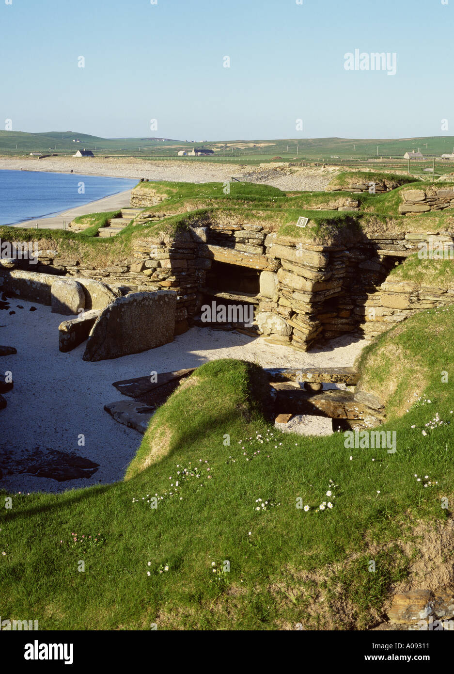 dh Baie de Skaill maison néolithique SKARA BRAE ORKNEY Ecosse Site d'atelier de la salle de pierre préhistorique âge bronze village colonie ruine ruines britanniques Banque D'Images