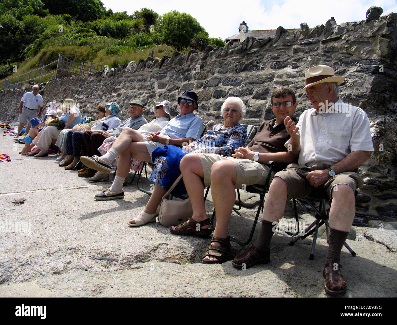 Les gens mcg Relaxng yr Eglwys Beach West Wales Pembrokeshire Fishguard Banque D'Images