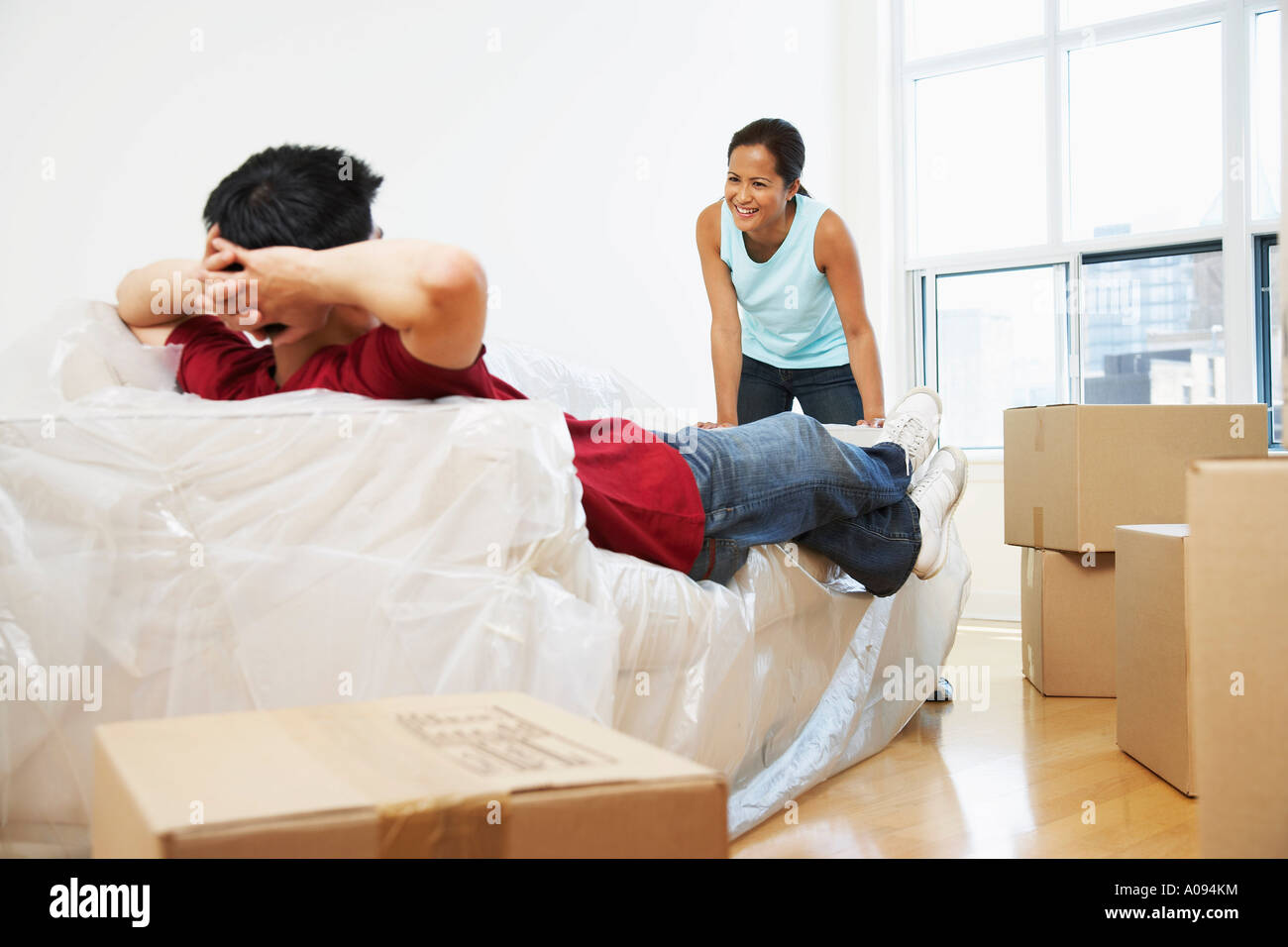 Couple au nouveau condo Banque D'Images