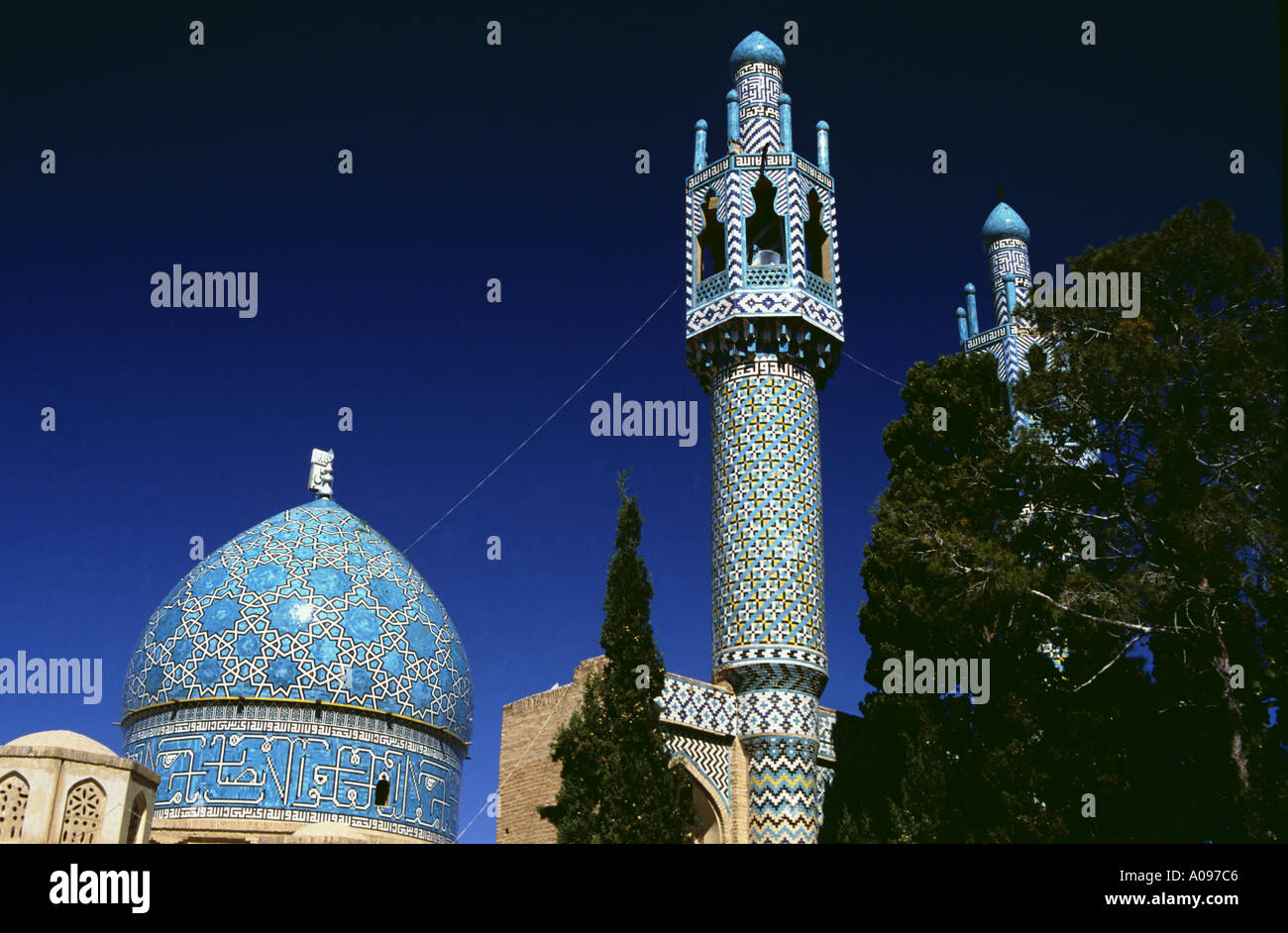 L'Iran Mahan mausolée du Sufi Derwisch Nur ud Din Ne metollah Vali Minaret tuiles Banque D'Images