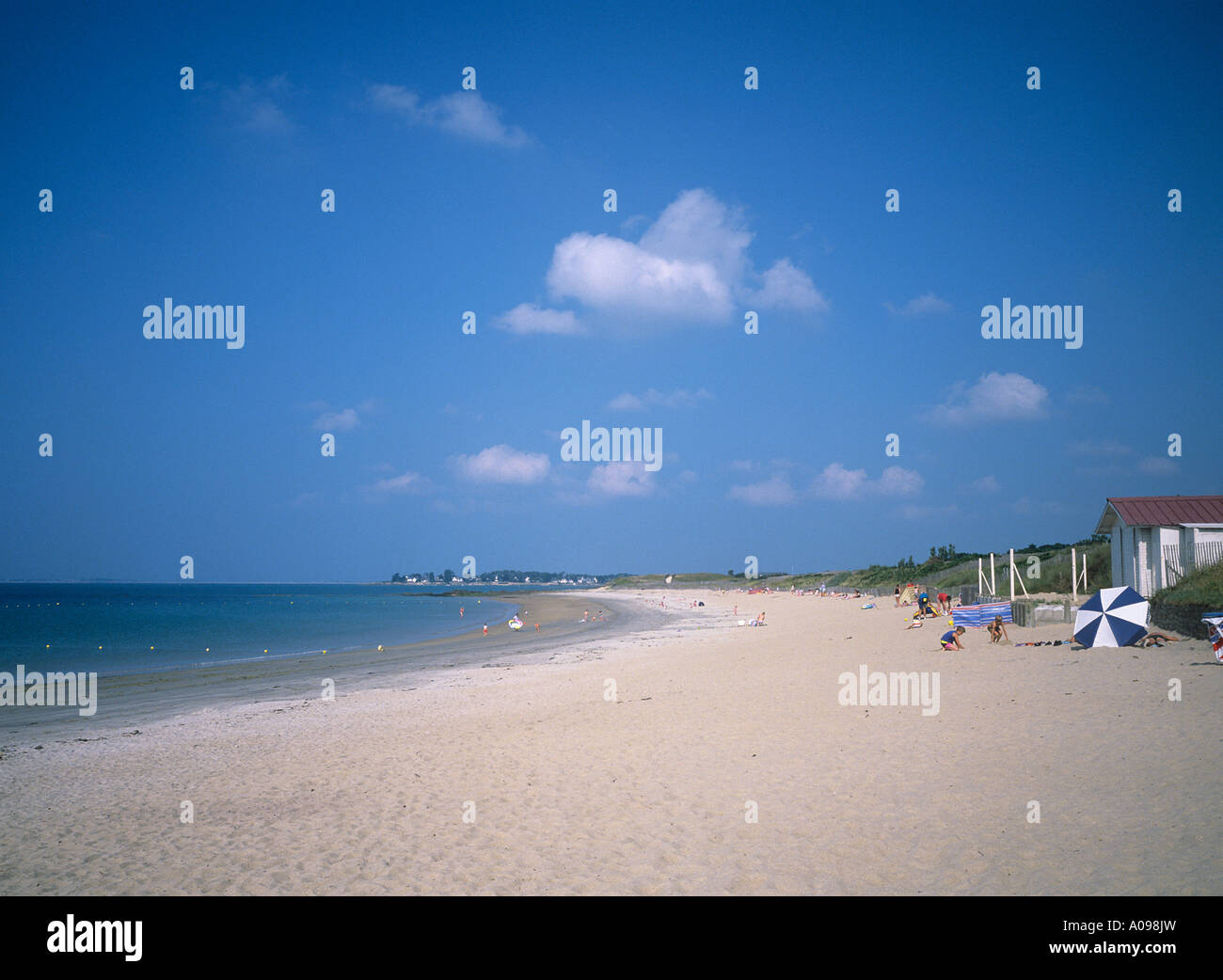 Une large plage de sable soutenu par les dunes à l'extrémité orientale de Carnac Plage Banque D'Images