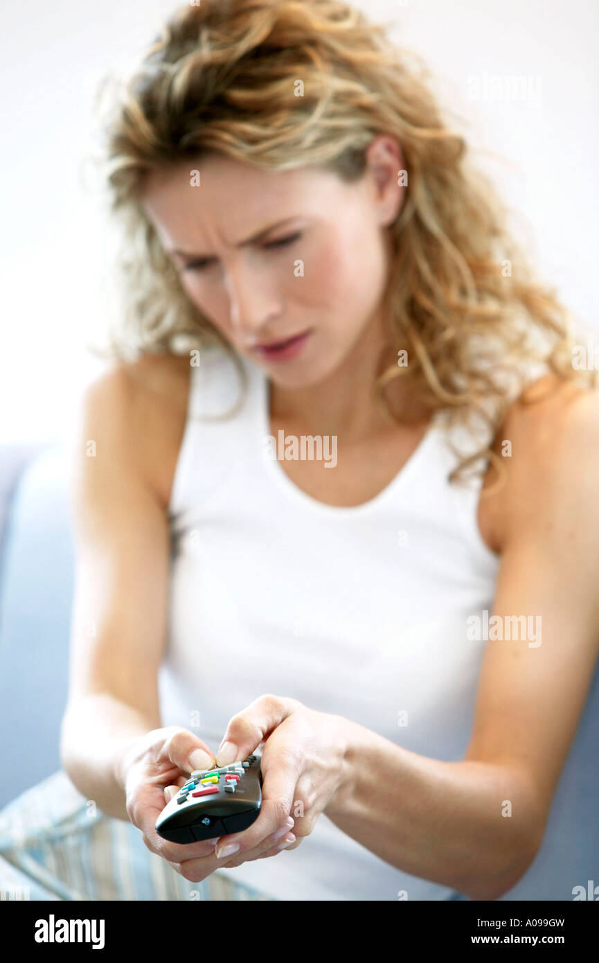 Frau mit Fernbedienung, femme au foyer avec télécommande Banque D'Images