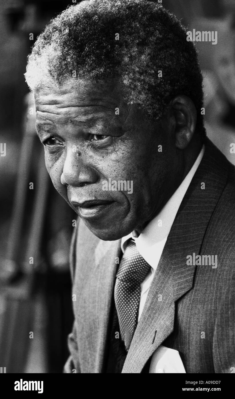 L'Afrique du Sud. Soweto. Portrait de Nelson Mandela dans le jardin de sa maison, peu après sa sortie de prison. Banque D'Images