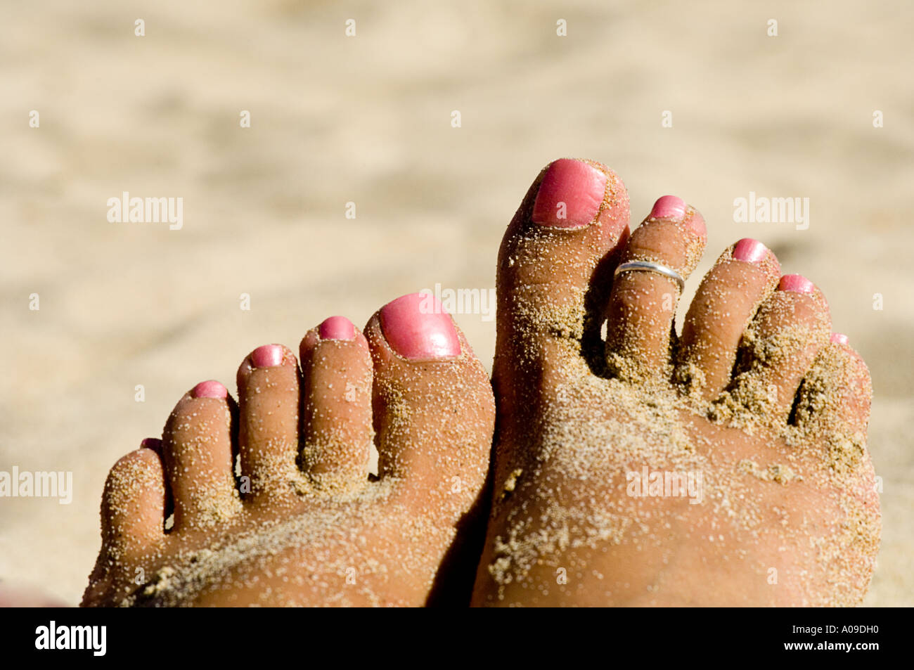 Happy Feet dans le sable à la plage de Waikiki à Oahu Hawaii Banque D'Images