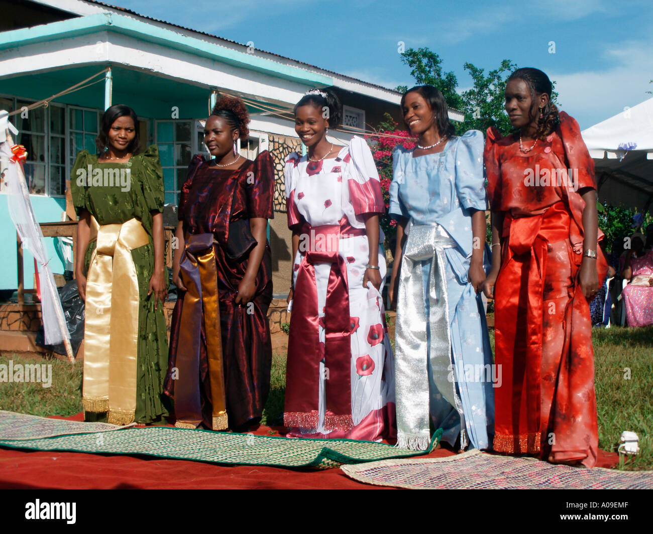 Les jeunes femmes ougandaises en accomplissant des rituels lors d'une cérémonie d'engagement (kwanjula) Banque D'Images