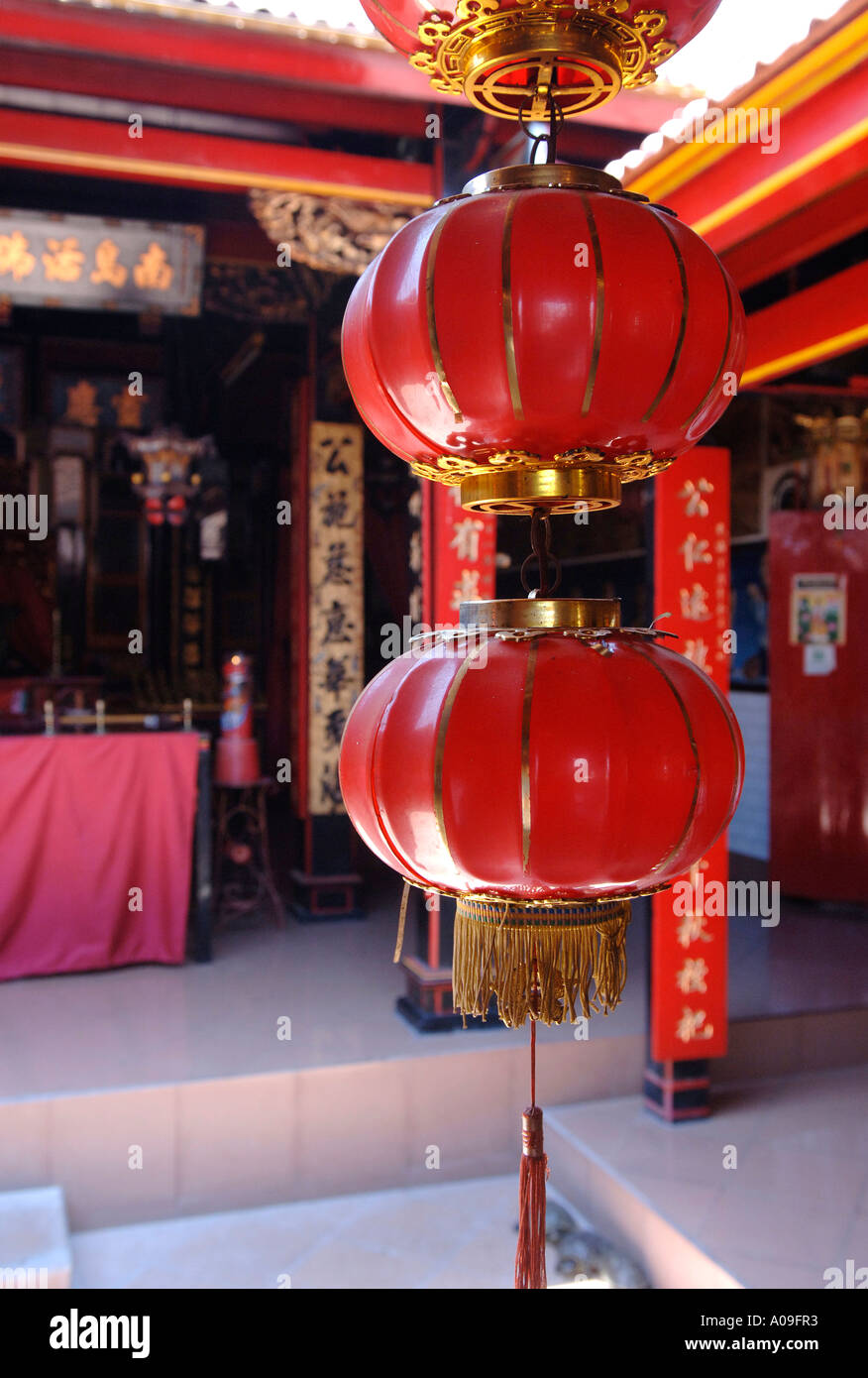 Lanternes chinoises Rouge, intérieur de Temple chinois, Singaraja, North Bali, Indonésie Banque D'Images