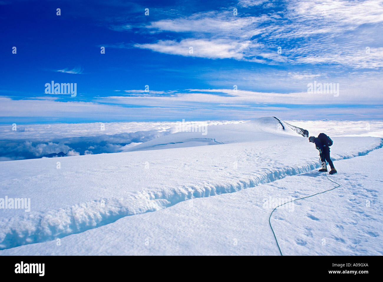 Grimpeur à la crevasse dans le mont Baker, WA Banque D'Images