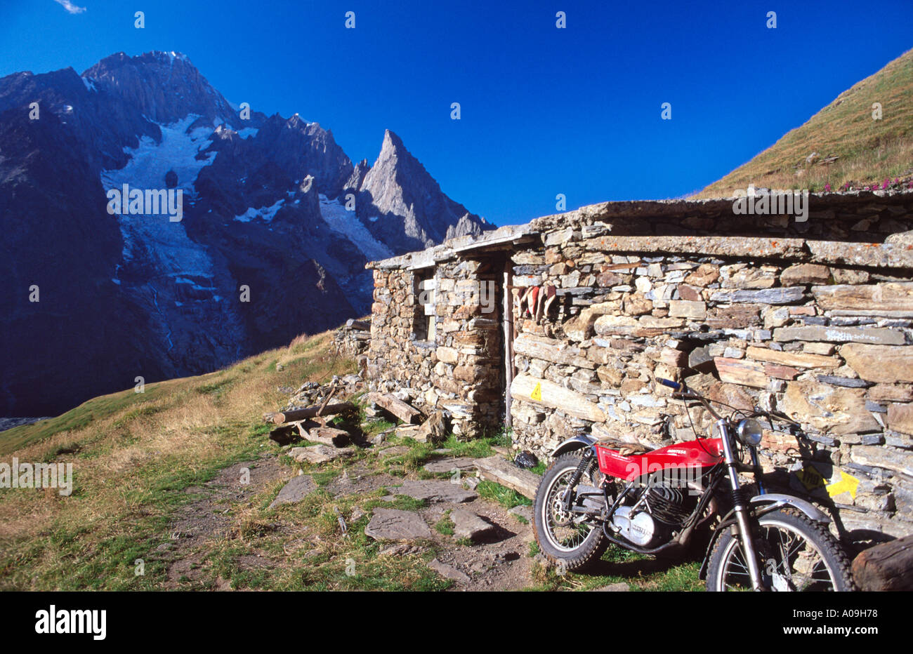 En vertu de la cabane de bergers face sud du Mont Blanc Tour du Mont Blanc Alpes italiennes Italie Banque D'Images