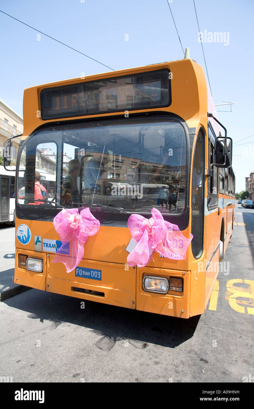 Bus avec un ruban rose pour la Notte Rosa à Rimini Émilie-romagne en Italie  Photo Stock - Alamy