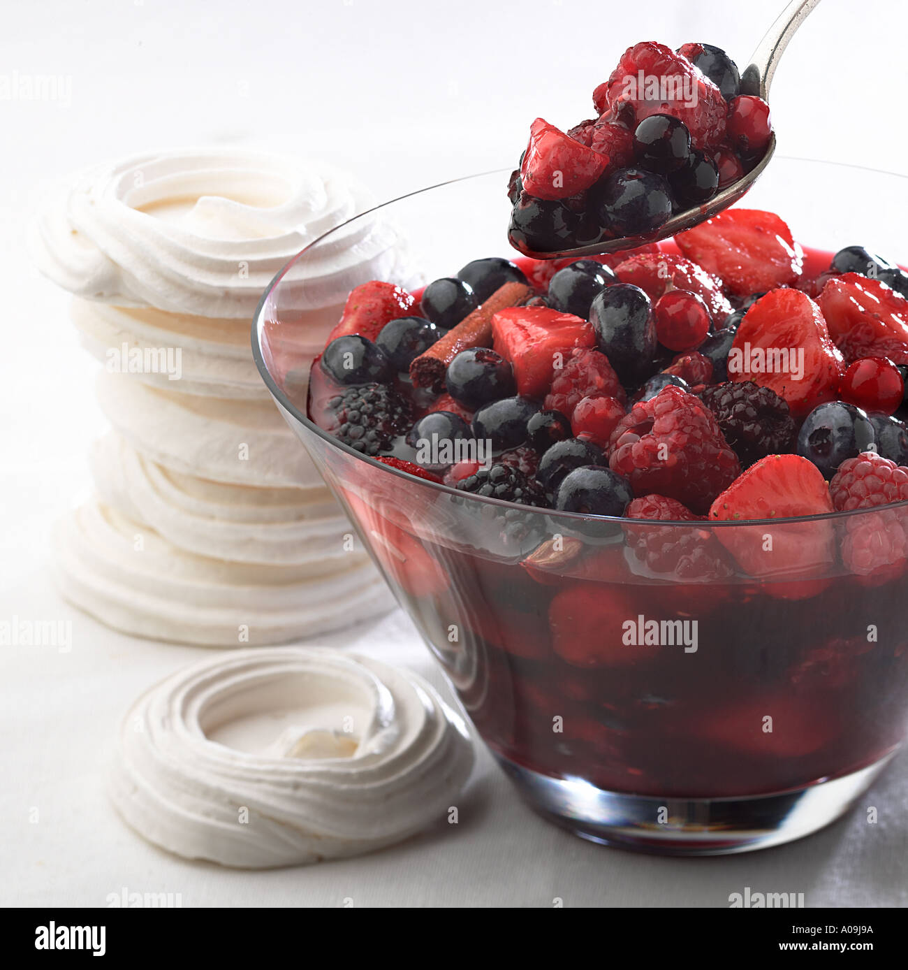 Compote de mûres bleuets fraises d'été framboises Groseilles meringue