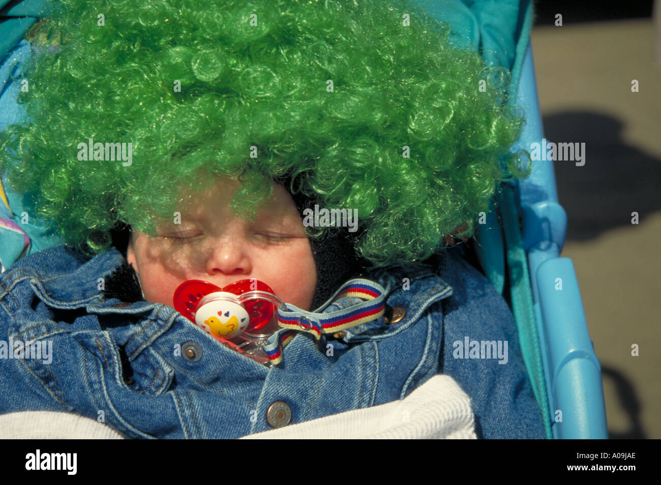 Bébé avec de grands cheveux verts sur St Patrick s Day St Paul Minnesota  Photo Stock - Alamy