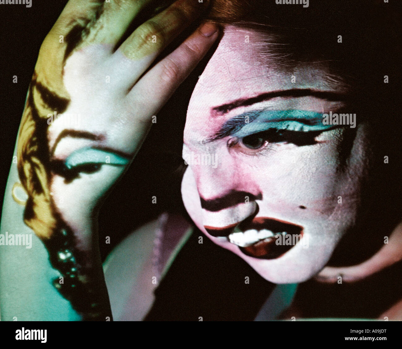 Andy Wahrol's Marilyn Monroe projetée sur Young Woman's Face Banque D'Images