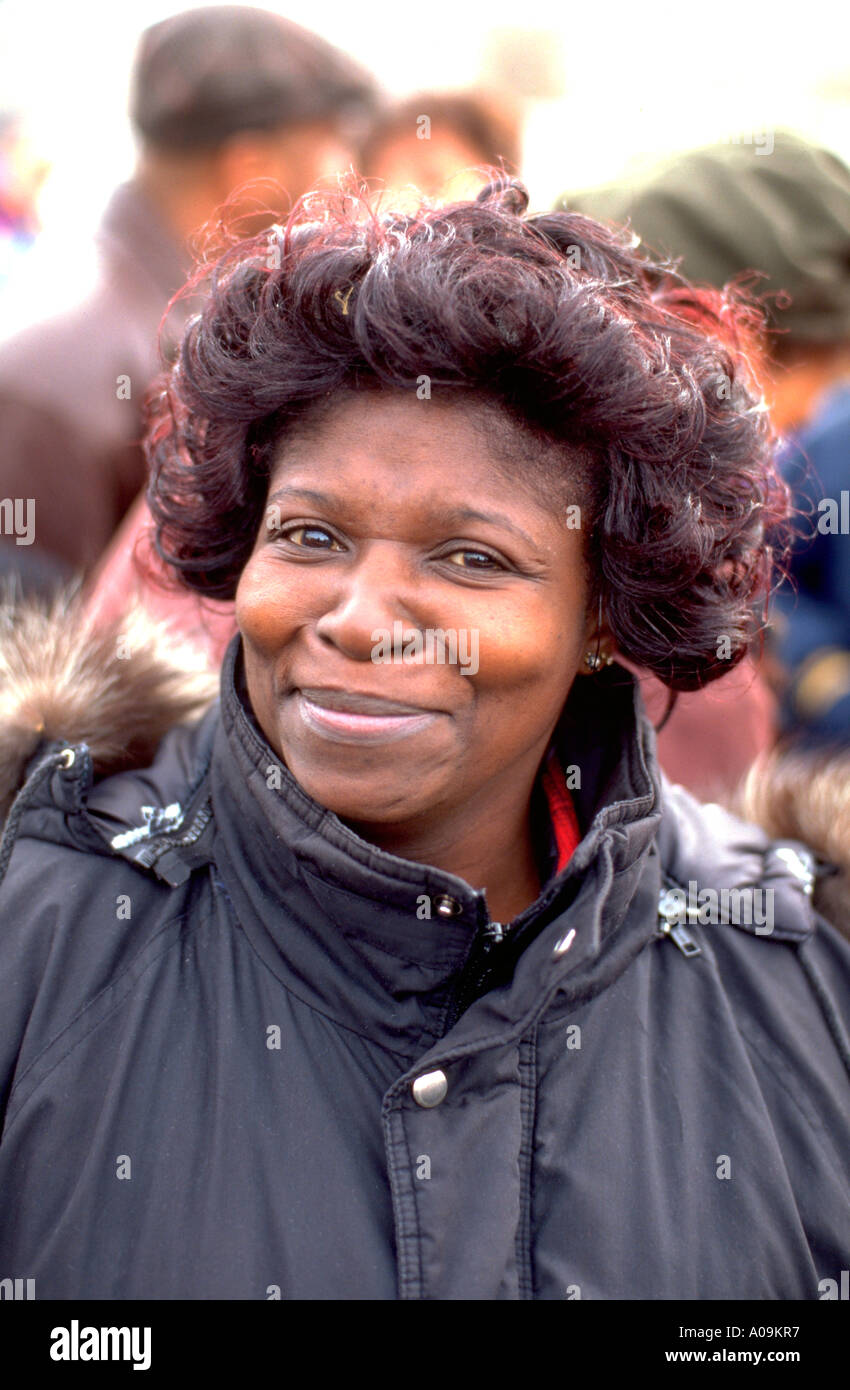 Femme noire de 50 ans à la Central High School de la cérémonie de la journée Martin Luther King. St Paul Minnesota USA Banque D'Images