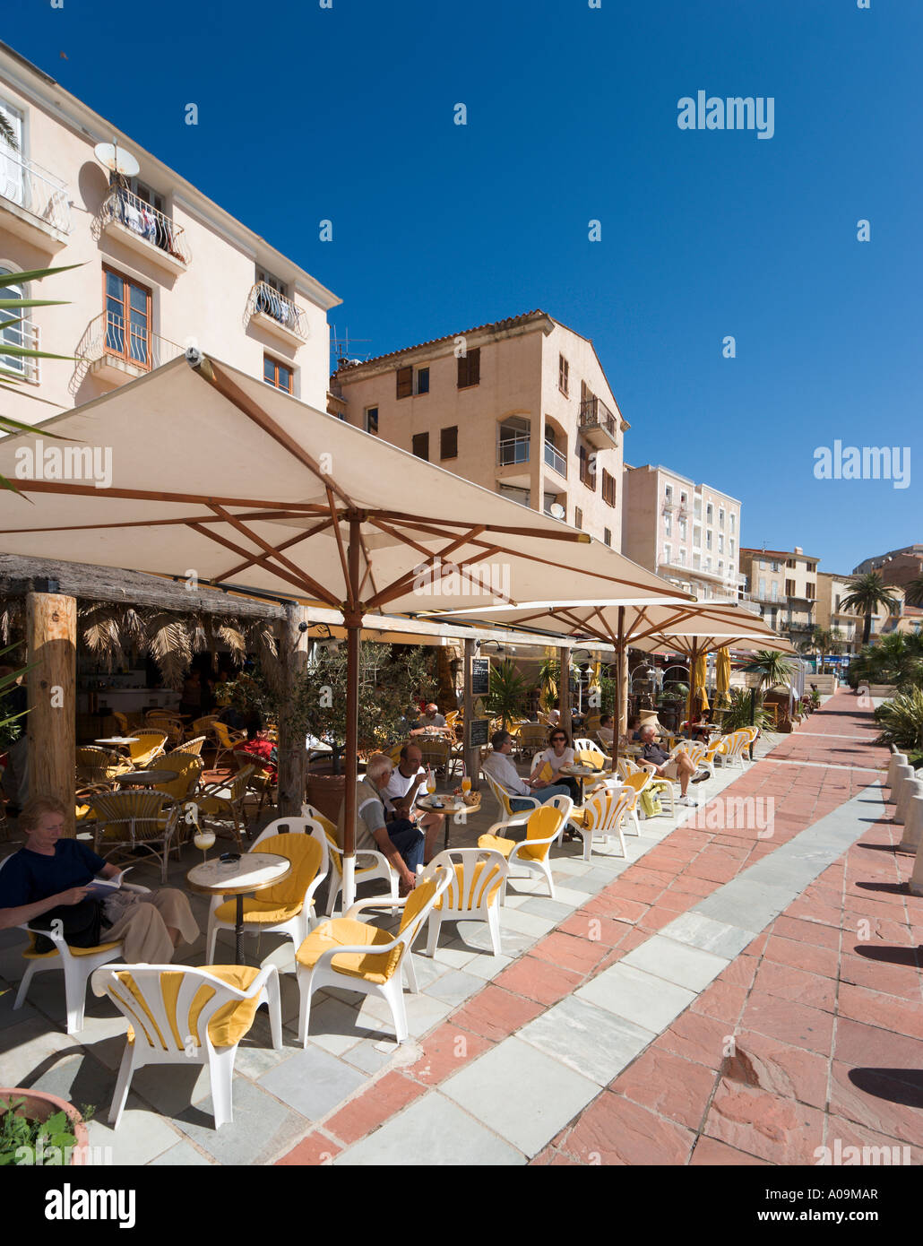 Restaurant à l'heure du déjeuner avec le Harbourfront, Calvi, La Balagne, Corse, France Banque D'Images