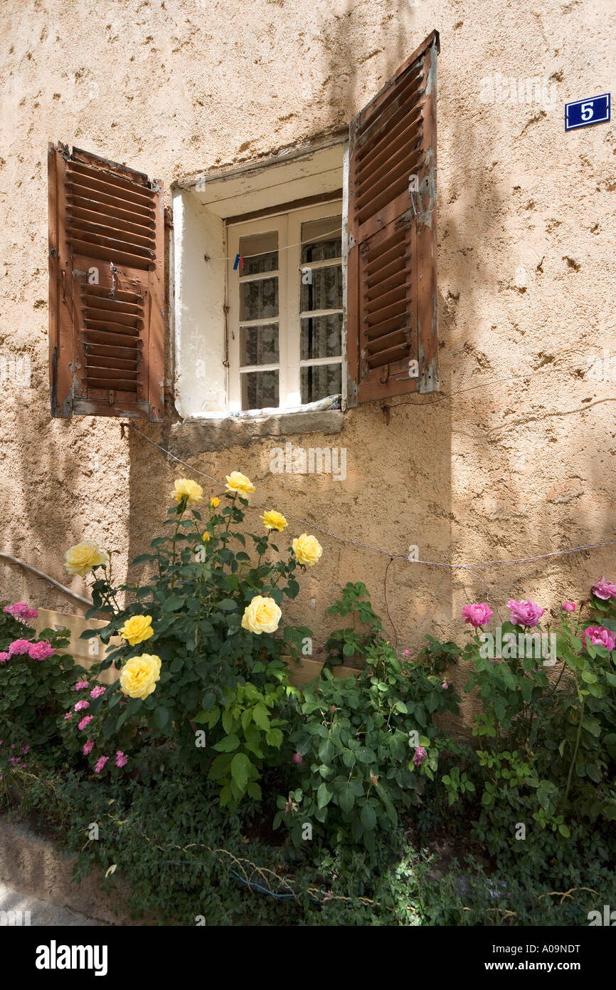 Fenêtre à volets dans la place Gaffori, haute-ville (vieille ville), Corte, Corse, France Banque D'Images