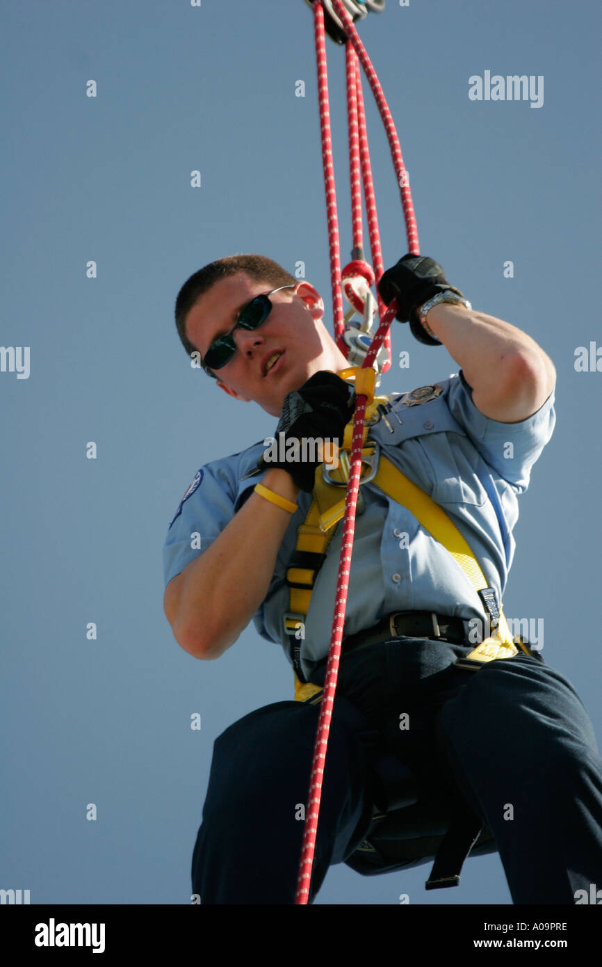 Un pompier est montrant son habileté à l'antenne des cordes Banque D'Images