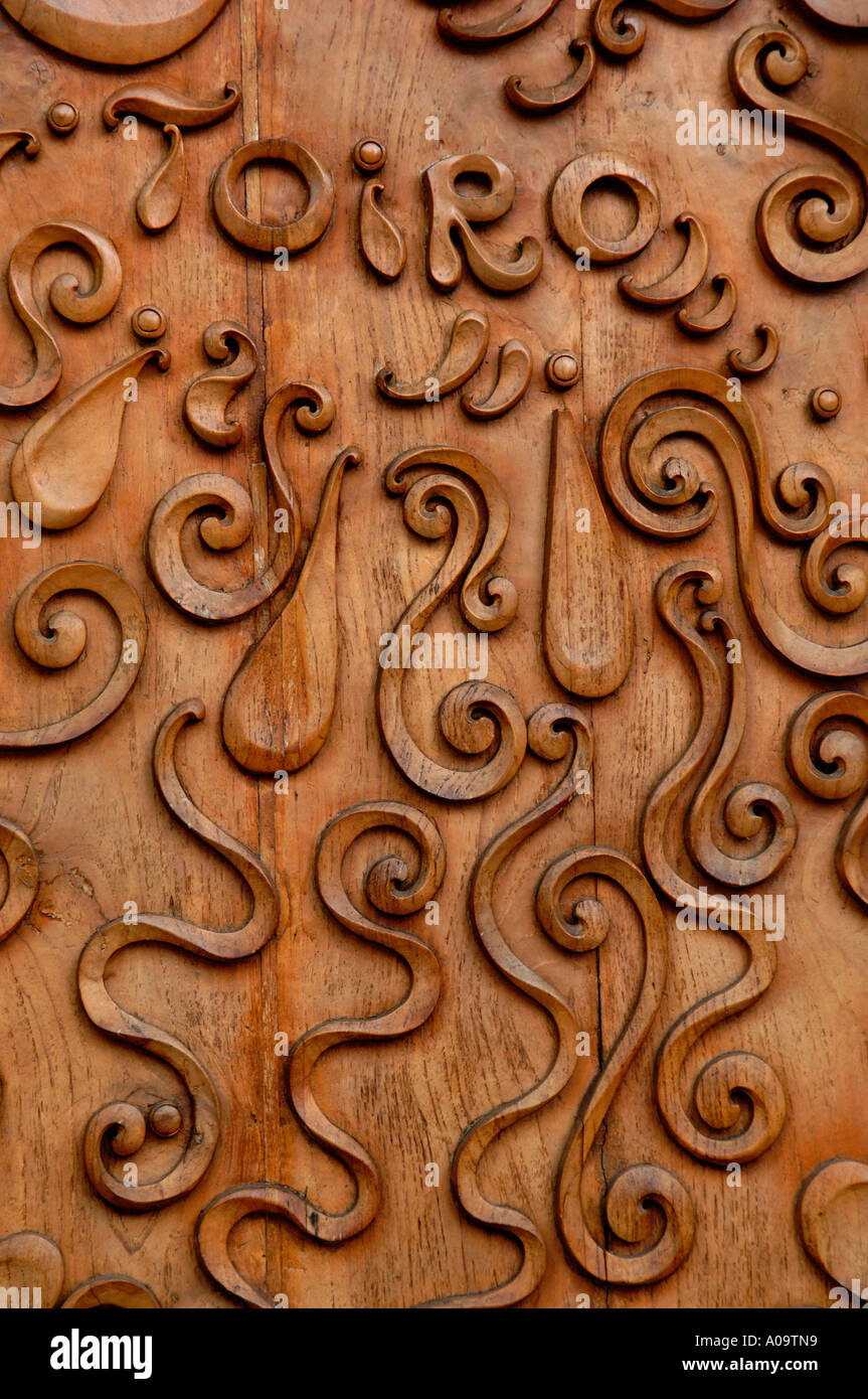 Détail de la porte en bois sculpté de style balinais de décoration Banque D'Images