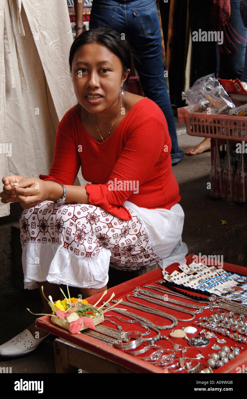 Jeune fille boutique balinaise la vente de bijoux en argent, de la rue du  marché d'Ubud, Bali Indonésie Photo Stock - Alamy