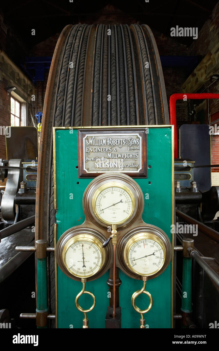 Langues et volant sur le moteur à vapeur restauré qu'une fois qu'il est sous tension une filature de coton Banque D'Images