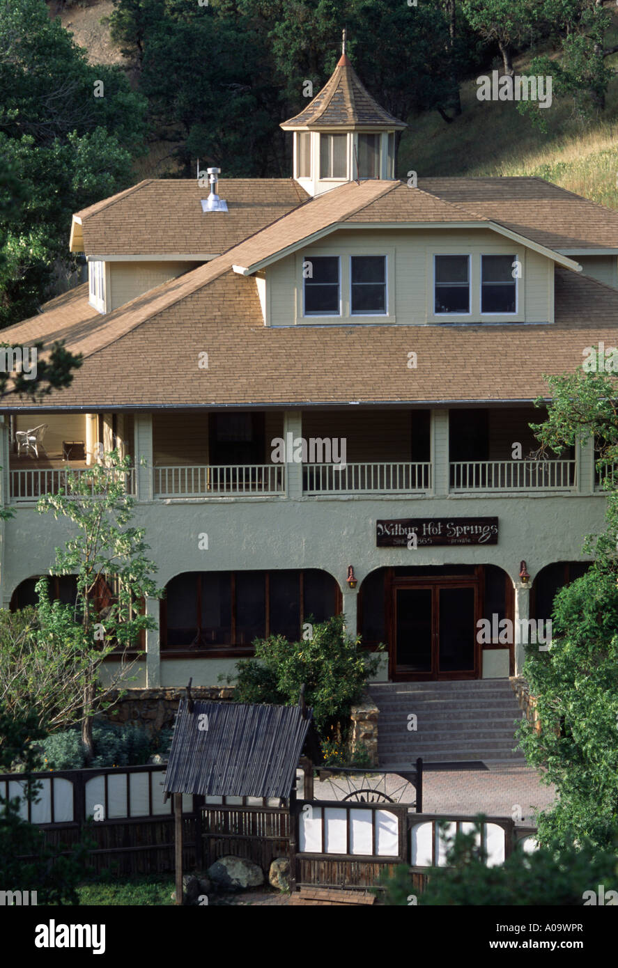 Une vieille maison de trois étages qui sert de bureau et GUEST QUARTERS à WILBUR HOT SPRINGS fondée en 1865 EN CALIFORNIE Banque D'Images