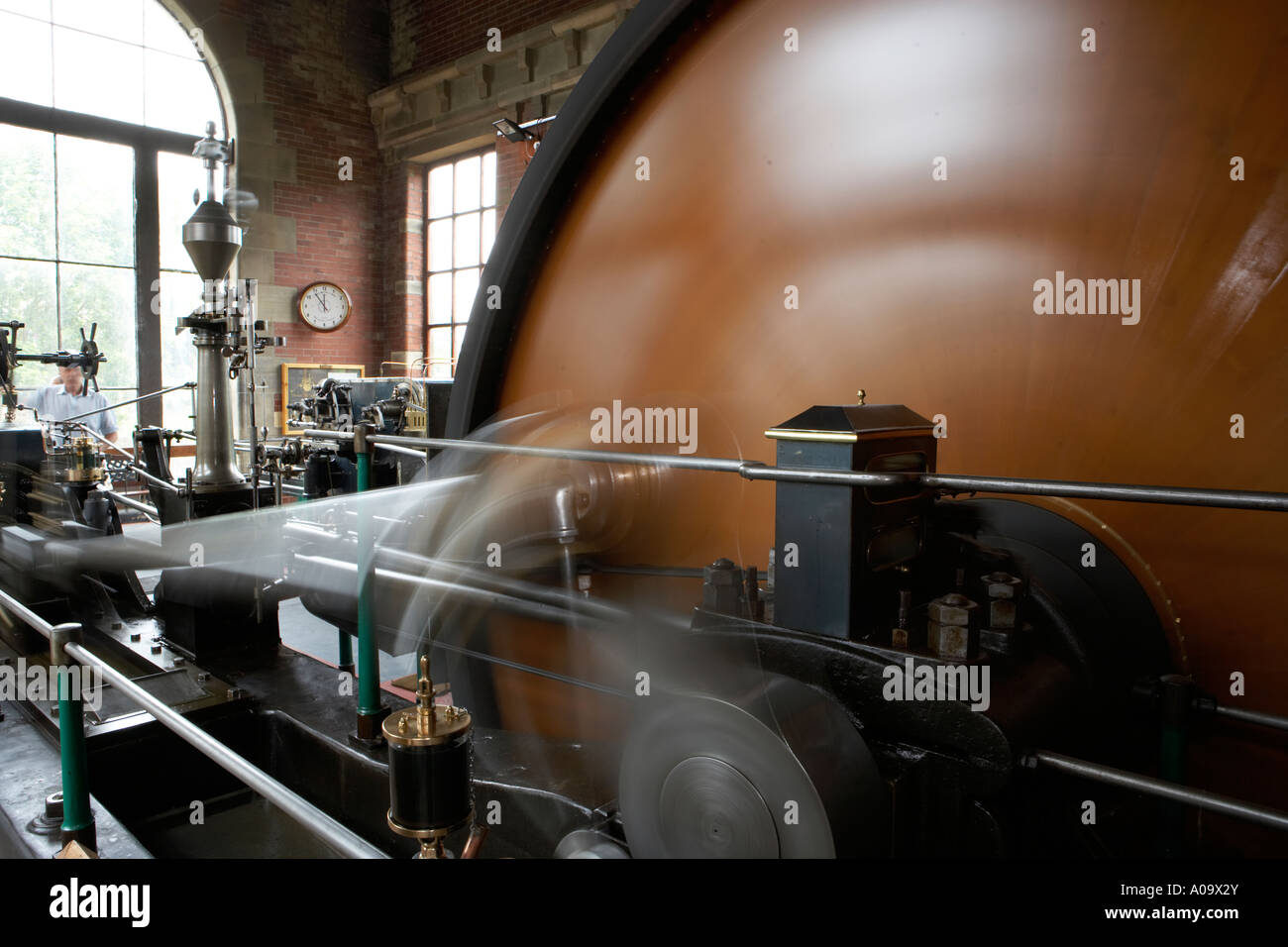 Tourner le volant-moteur et les pistons d'un moteur à vapeur restauré Banque D'Images