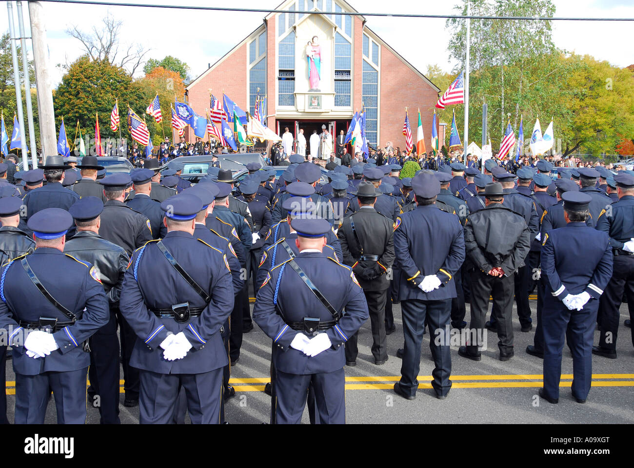 Les agents de police s'établit à l'attention lors de funérailles pour l'agent tué en service à New Haven, CT USA Banque D'Images