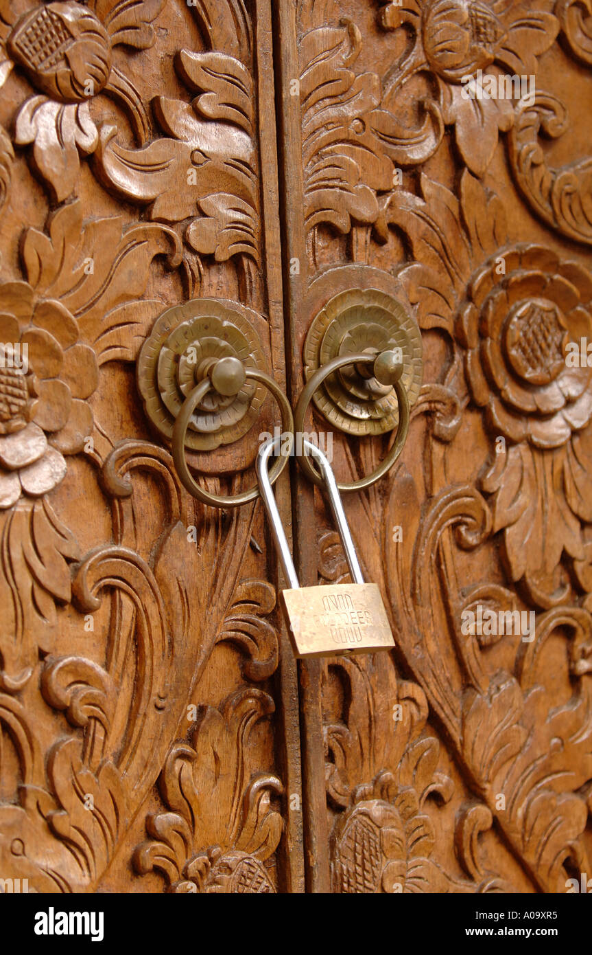 Boiseries peintes à la main en bois balinais portes sculptées de fleurs et d'oiseaux Banque D'Images