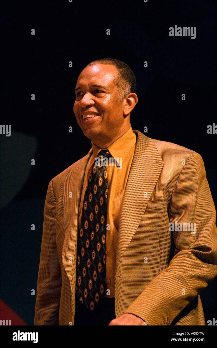 JOHN CLAYTON d'orchestre de l'CLAYTON HAMILTON JAZZ ORCHESTRA en prestation au festival de jazz de Monterey Banque D'Images