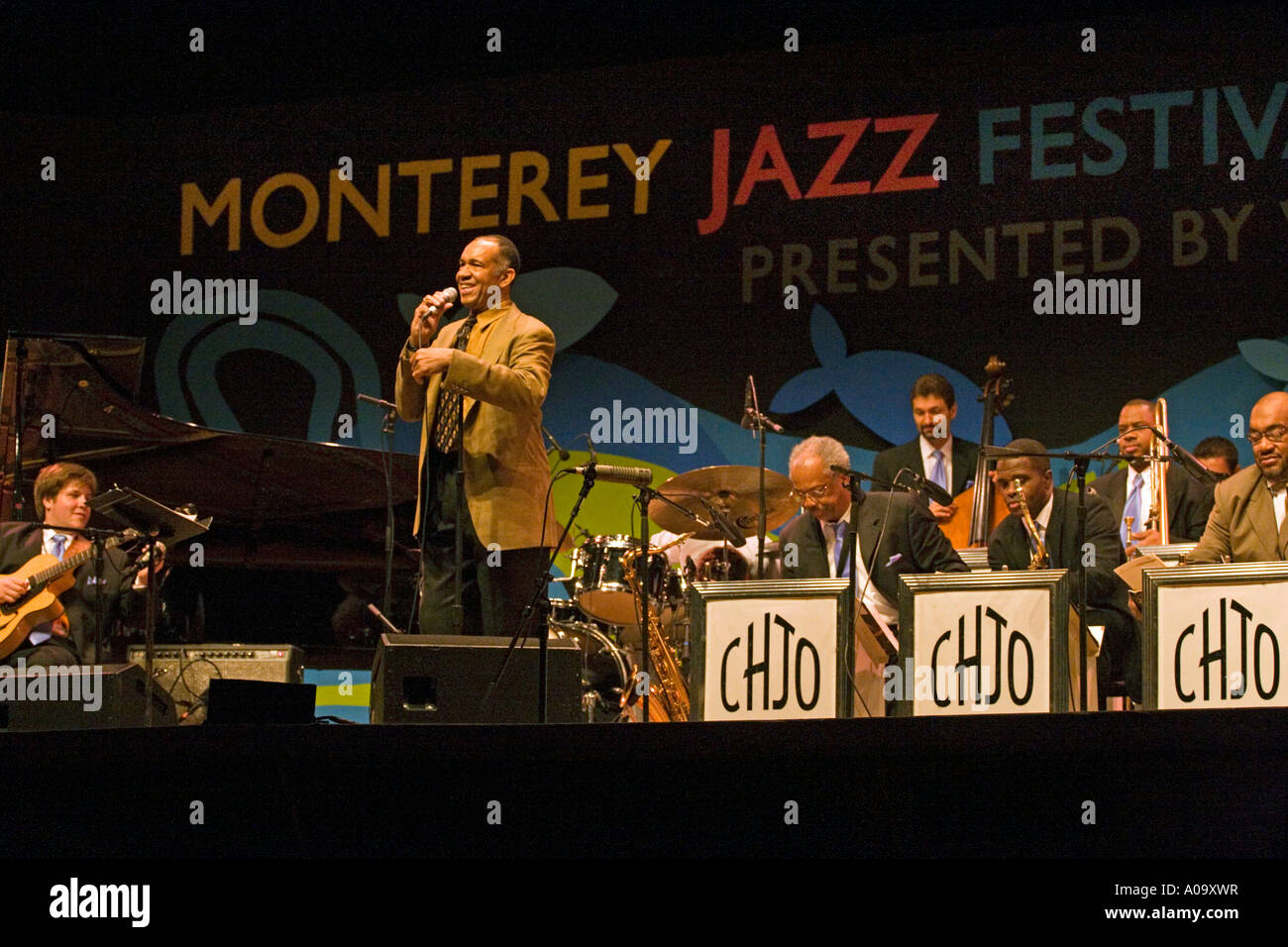 JOHN CLAYTON d'orchestre de l'CLAYTON HAMILTON JAZZ ORCHESTRA en prestation au festival de jazz de Monterey Banque D'Images