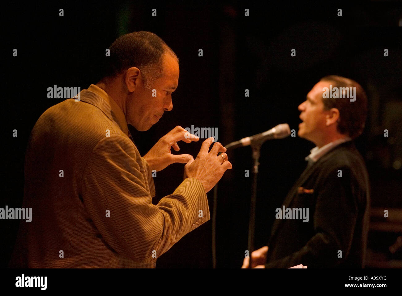 JOHN CLAYTON & le CLAYTON HAMILTON JAZZ ORCHESTRA AVEC KURT ELLING AU FESTIVAL DE JAZZ DE MONTEREY Banque D'Images