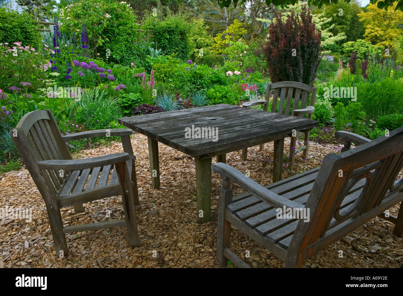 Table et chaises dans le nord-ouest du jardin Nusery Eugene Oregon Banque D'Images