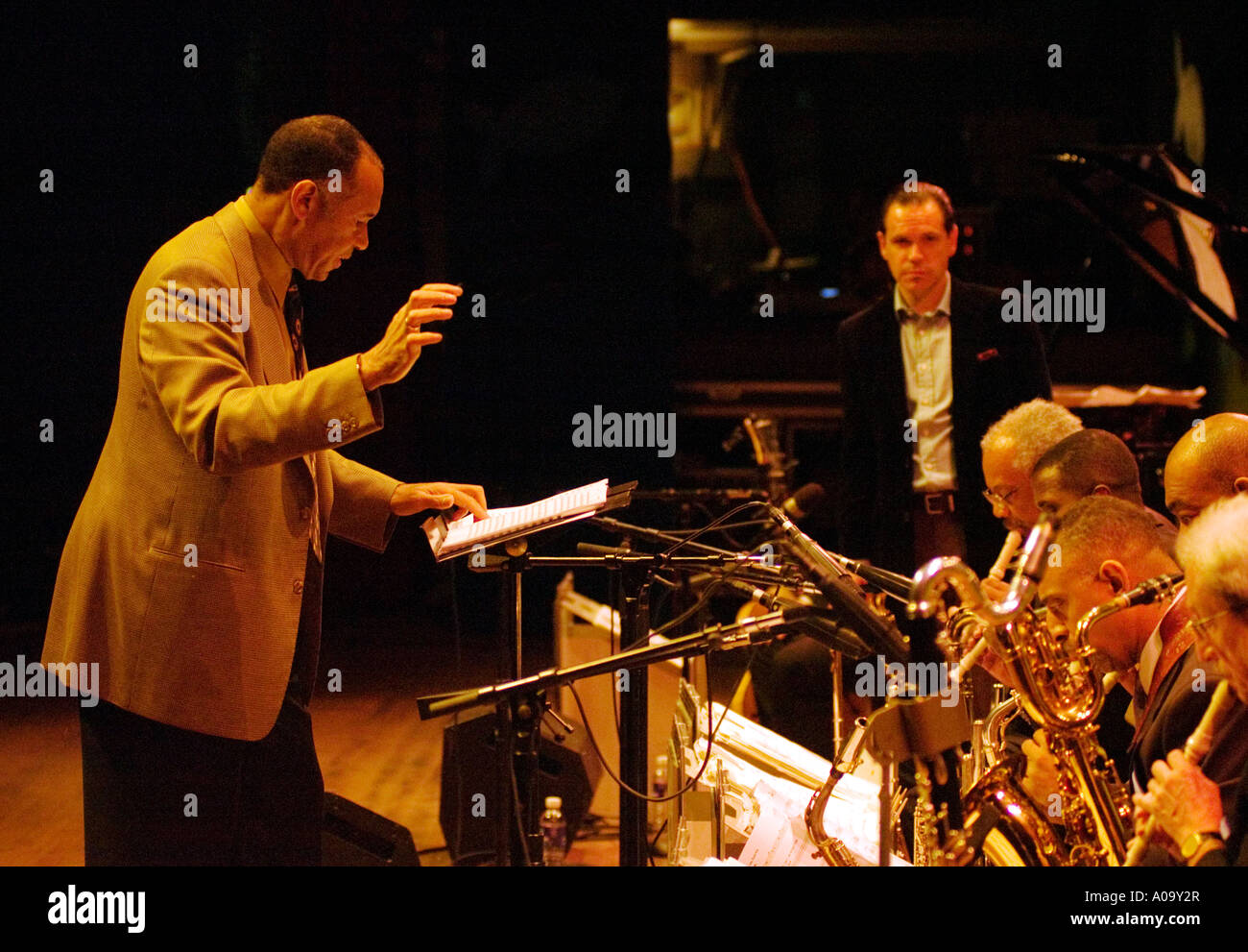 JOHN CLAYTON & le CLAYTON HAMILTON JAZZ ORCHESTRA effectuer avec KURT ELLING vocaliste au festival de jazz de Monterey Banque D'Images