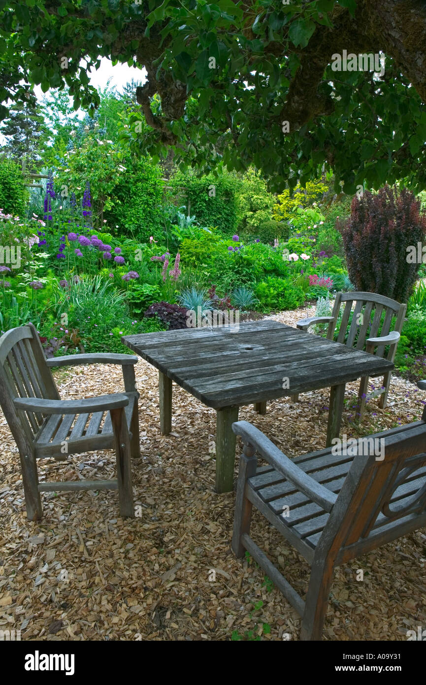 Table et chaises dans le nord-ouest du jardin Nusery Eugene Oregon Banque D'Images