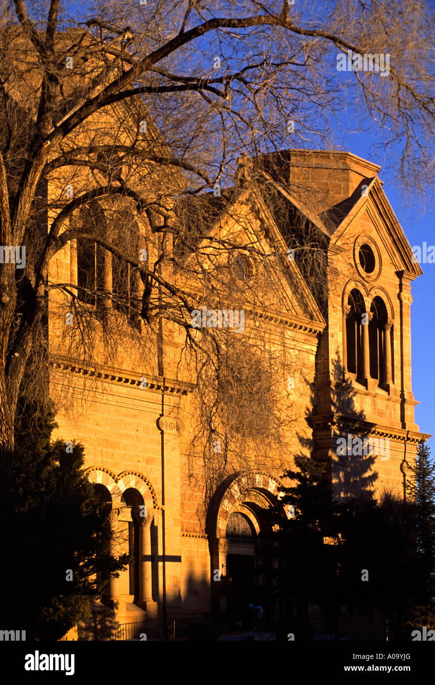 La CATHÉDRALE DE SAINT FRANÇOIS est au cœur du centre-ville de SANTA FE à deux rues de la place principale au nouveau mexique Banque D'Images