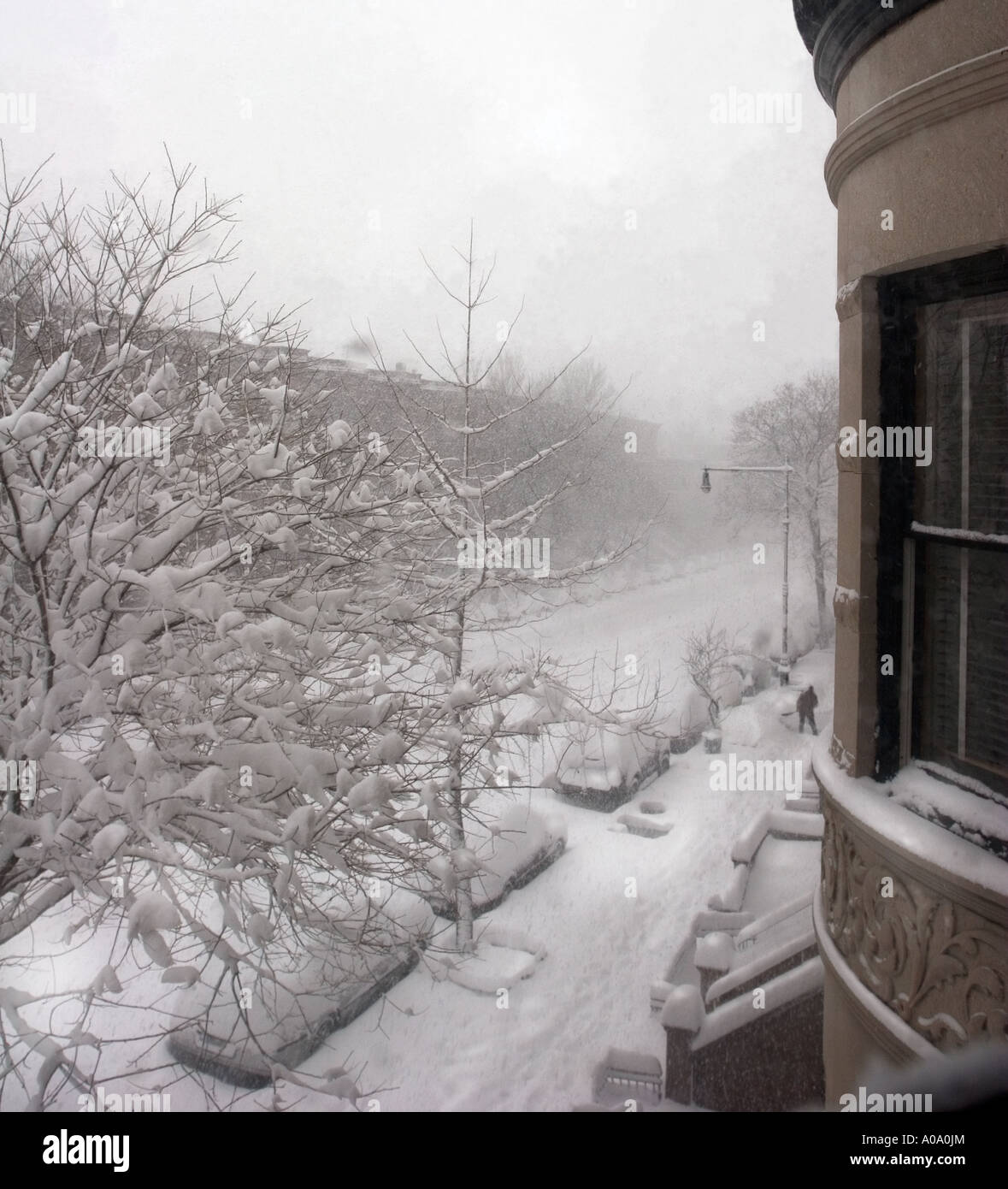 Homme de pelleter de la neige après 2006 blizzard à Brooklyn, New York. Banque D'Images