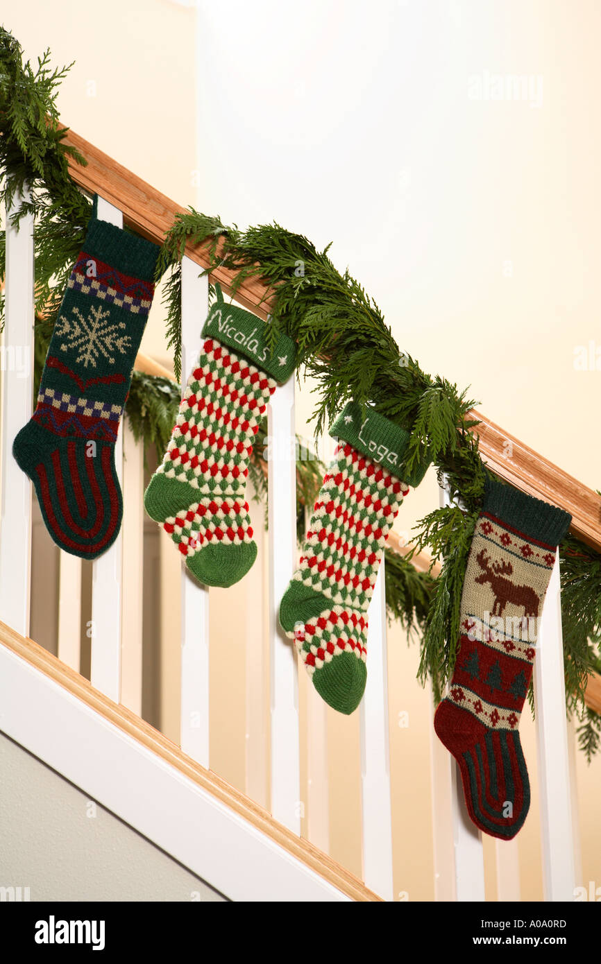 Quatre bas tricotés sur rail suspendu escalier à l'intérieur de la maison. Banque D'Images