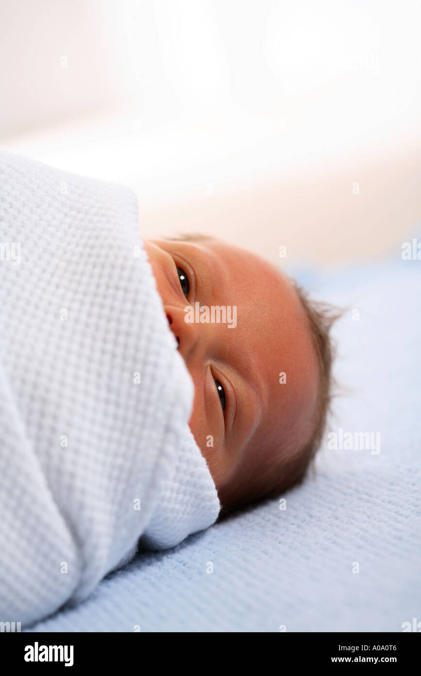 Bebe Nouveau Ne Au Lit Enveloppe Dans Le Contrat Cadre Photo Stock Alamy
