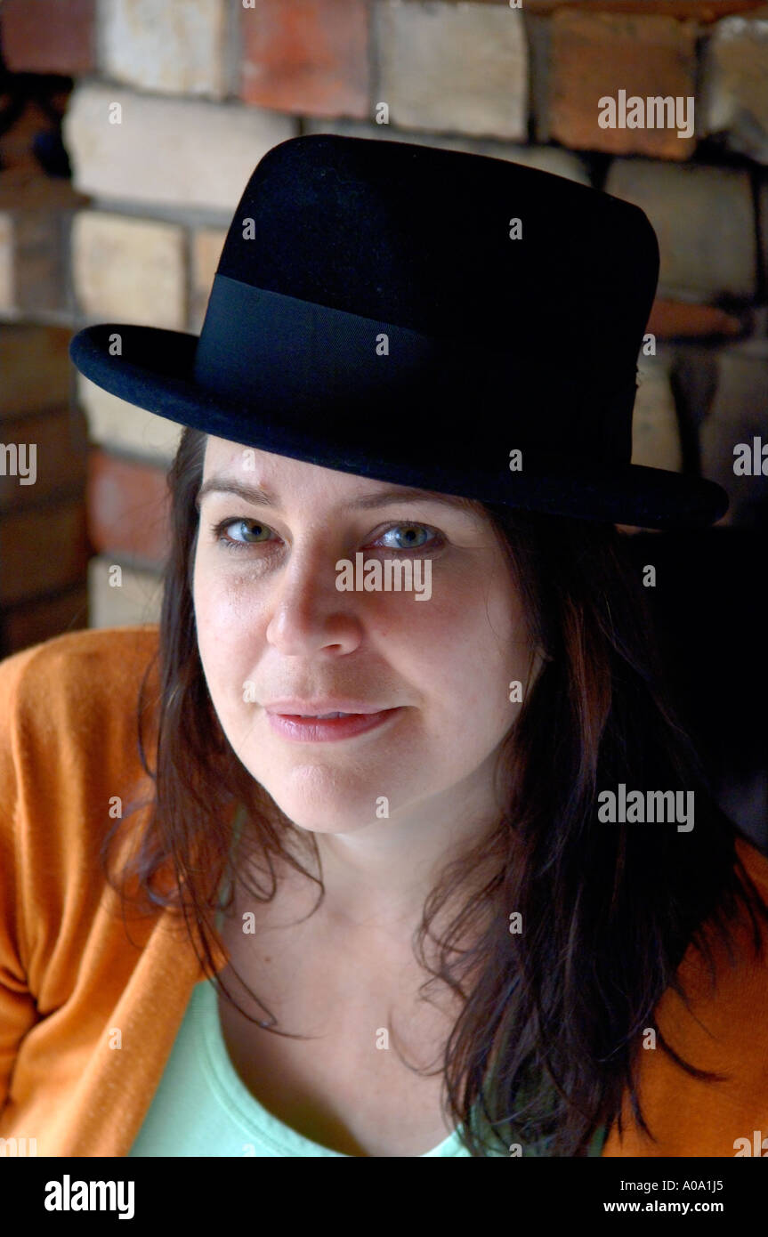 Jolie femme mature, la quarantaine, closeup portrait vêtu de noir, chapeau  trilby Photo Stock - Alamy