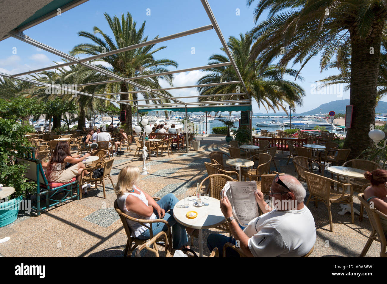 Restaurant Harbourfront dans la zone portuaire, Porto Vecchio, Corse, France Banque D'Images