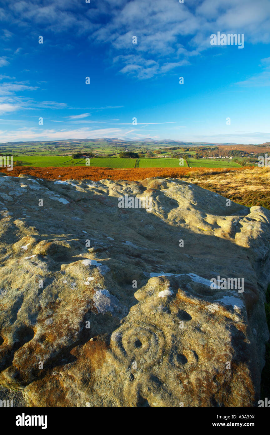 Le Parc National de Northumberland Northumberland Angleterre historique et l'anneau avant coupe marques rock art sur une pierre à Lordenshaw Banque D'Images