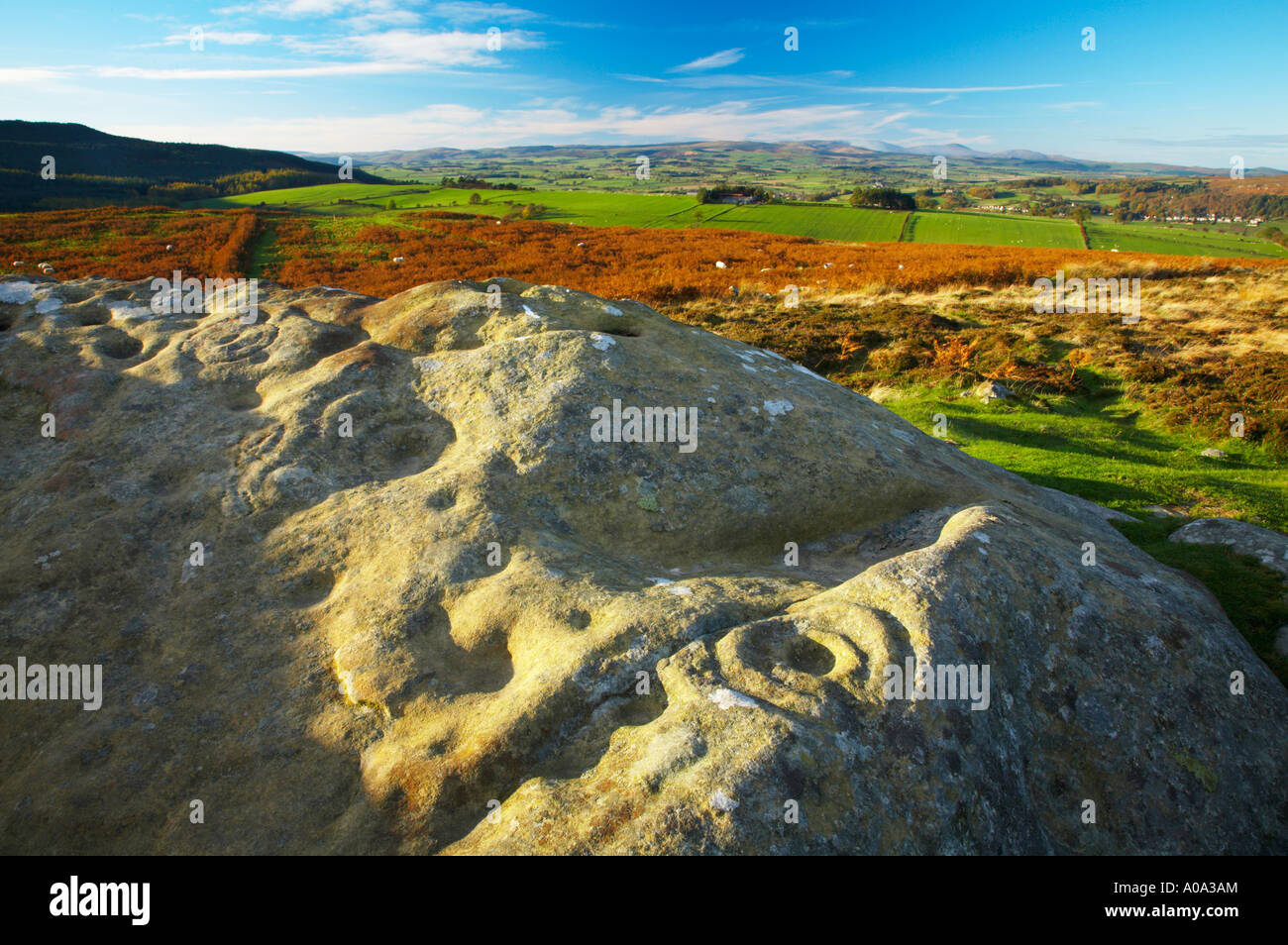 Le Parc National de Northumberland Northumberland Angleterre historique et l'anneau avant coupe marques rock art sur une pierre à Lordenshaw Banque D'Images