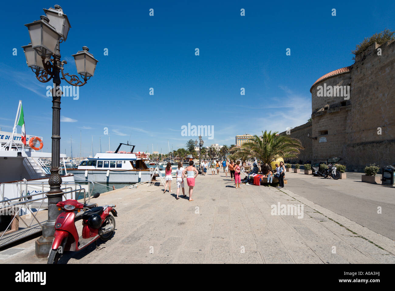 Promenade en bord de mer vers le port et les remparts de la vieille ville, Alghero, Sardaigne, Italie Banque D'Images
