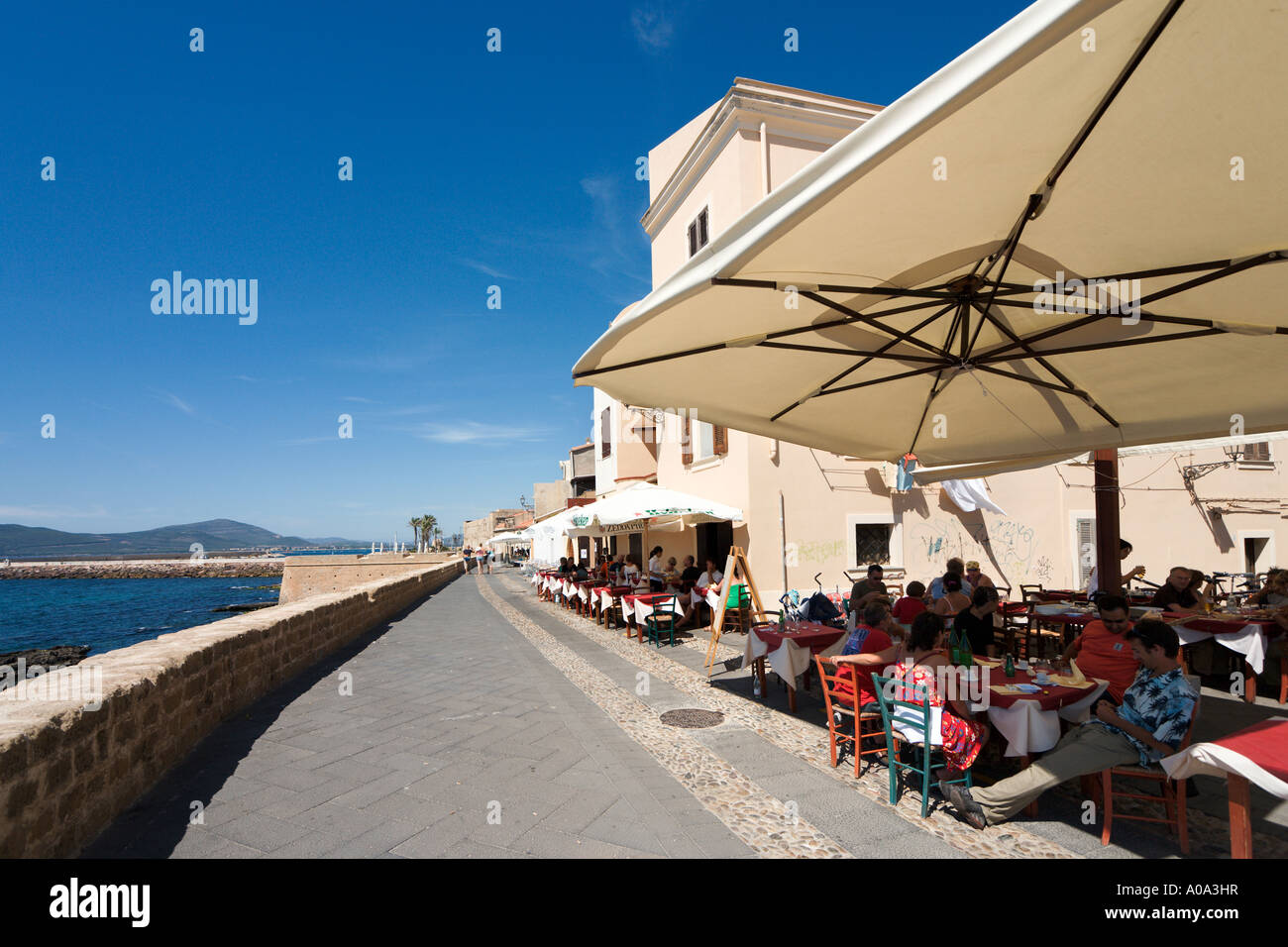 Restaurant en bord de mer sur les murs de la vieille ville, Alghero, Sardaigne, Italie Banque D'Images