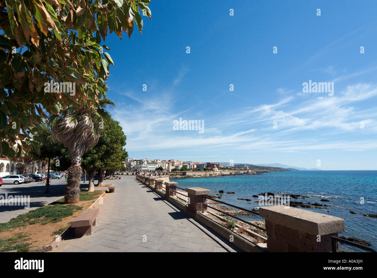 Promenade en bord de mer à proximité de la vieille ville, Alghero, Sardaigne, Italie Banque D'Images