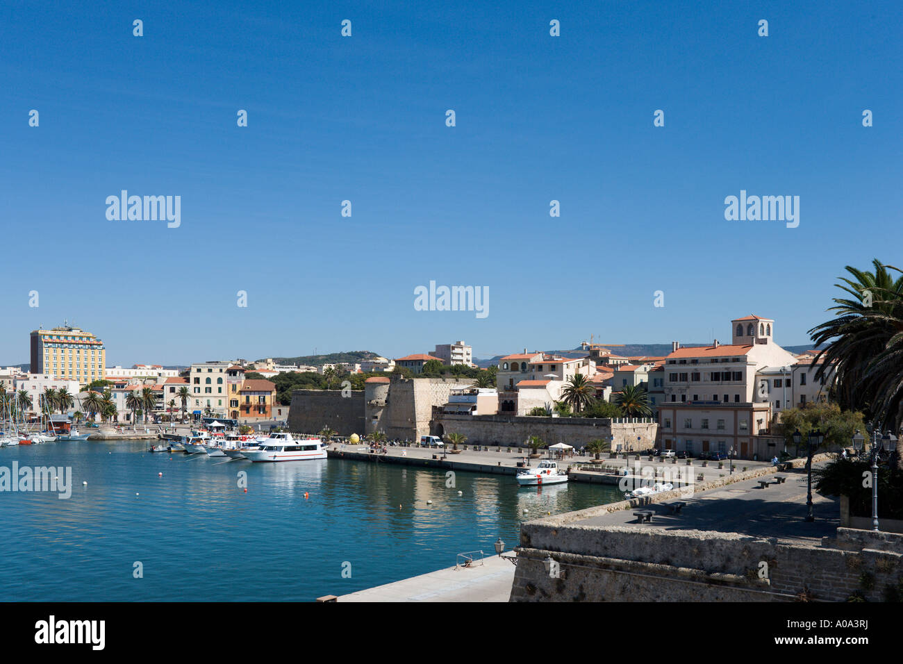 Harbour et les murs de la vieille ville, à Alghero, Sardaigne, Italie Banque D'Images