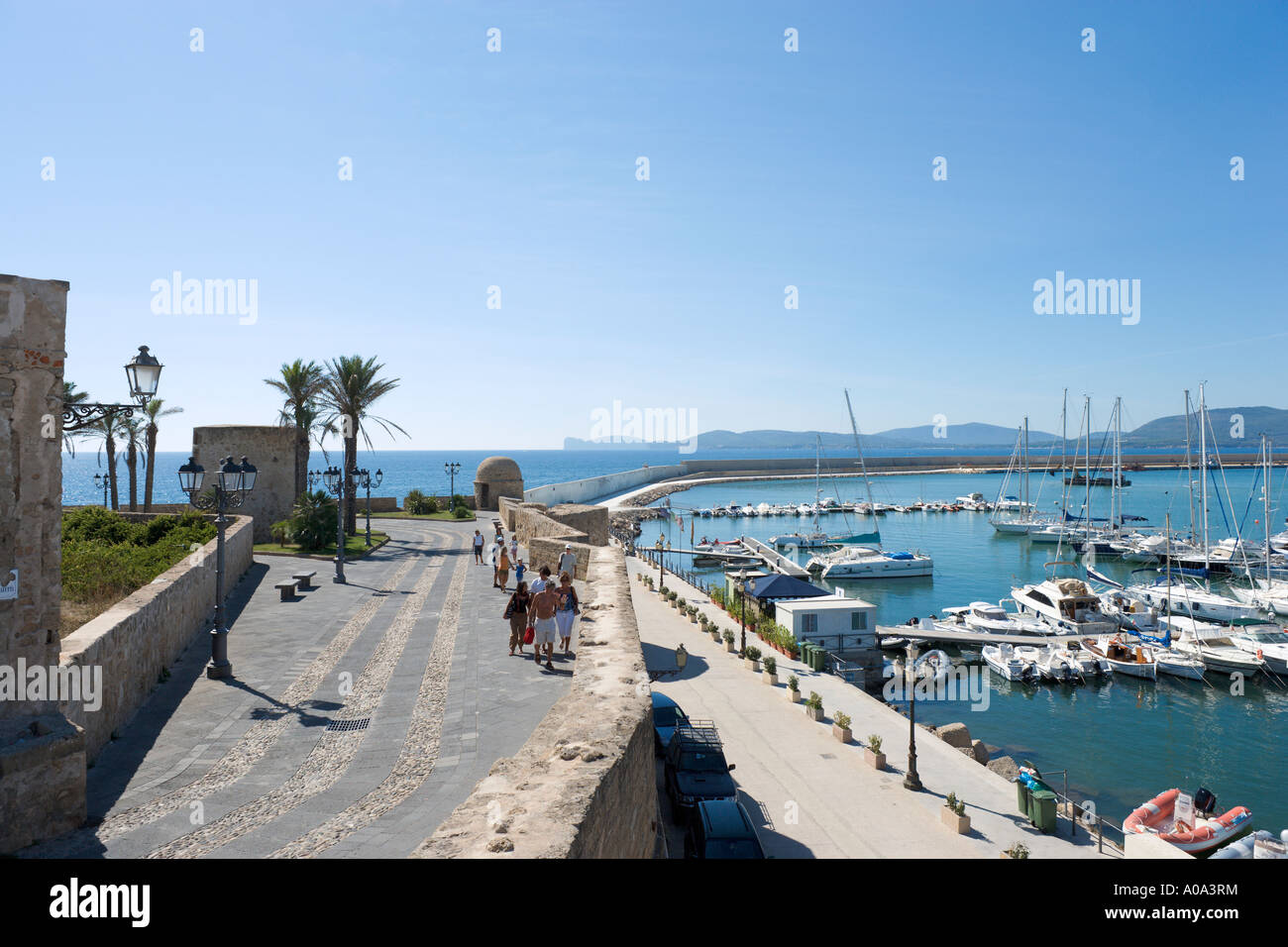 Harbour et les murs de la vieille ville, à Alghero, Sardaigne, Italie Banque D'Images