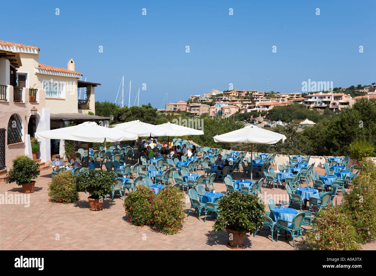 Restaurant dans le centre-ville, la Piazza, Porto Cervo, Costa Smeralda, Sardaigne, Italie Banque D'Images