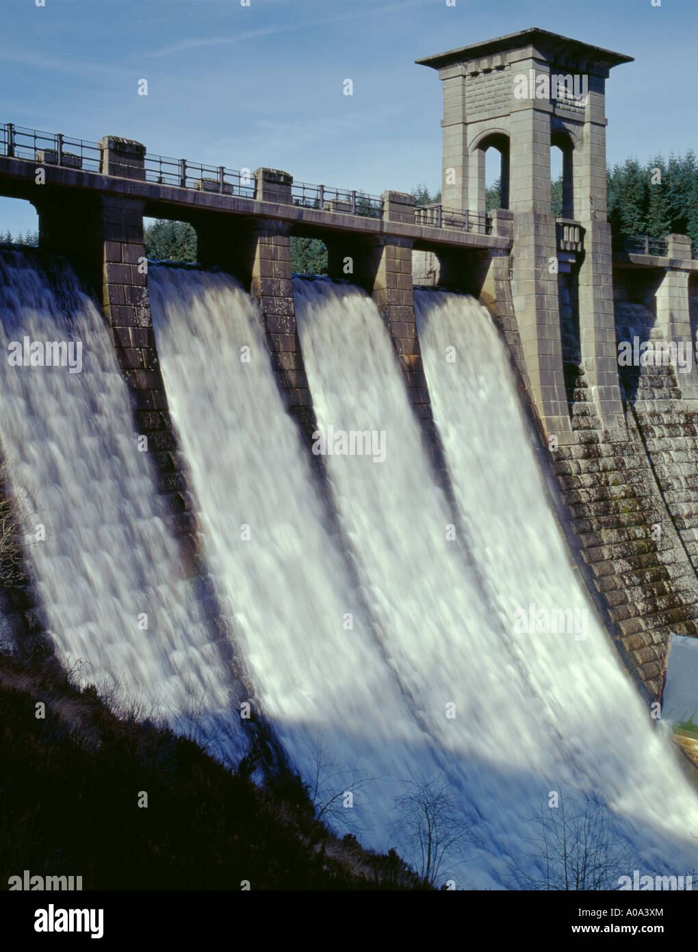 L'eau s'écoule sur le Llyn Alwen Dam, près de Cerrigydrudion, Clwyd, Nord du Pays de Galles, Royaume-Uni Banque D'Images