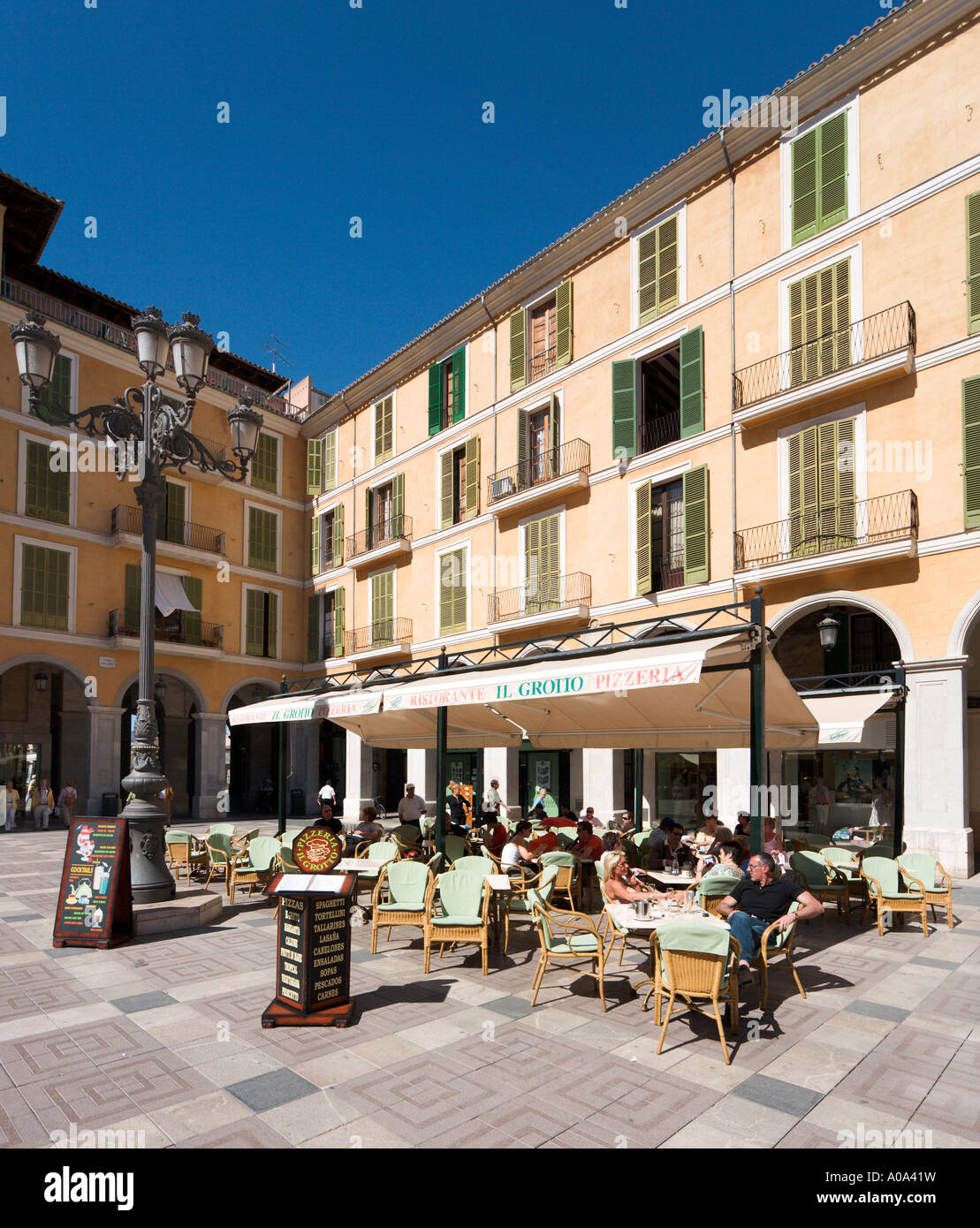Café de la rue de la Plaza Mayor (place principale) dans la saison d'hiver, Palma, Majorque, Îles Baléares, Espagne Banque D'Images